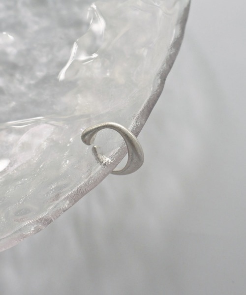 CEMONEMO（セモネモ）の「【金属アレルギー対応】 マットメタル ねじり ニュアンス イヤーカフ / ニッケルフリー（イヤーカフ・レディース・シルバー/ゴールド・FREE）」の6枚目の写真