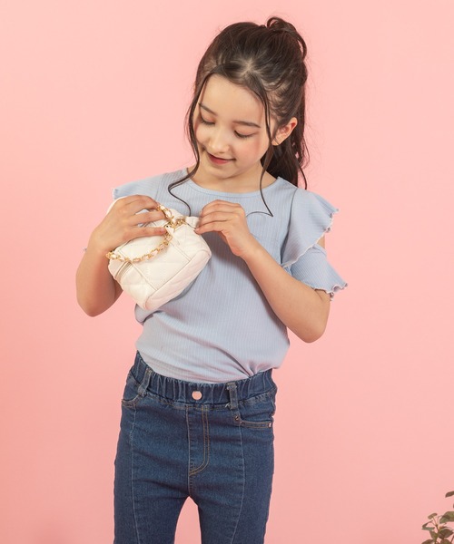 URBAN CHERRY（アーバンチェリー）の「【快適さらリブ素材】リブフリルショルダーカットデザイントップス（Tシャツ/カットソー・キッズ・パープル/アイボリー/ブルー/ピンク/ブラック・110cm/140cm/120cm/130cm/150cm）」の4枚目の写真