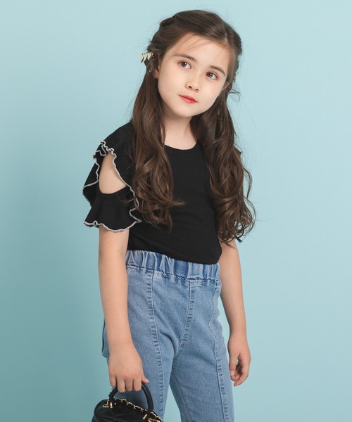 URBAN CHERRY（アーバンチェリー）の「【快適さらリブ素材】リブフリルショルダーカットデザイントップス（Tシャツ/カットソー・キッズ・パープル/アイボリー/ブルー/ピンク/ブラック・110cm/140cm/120cm/130cm/150cm）」の3枚目の写真