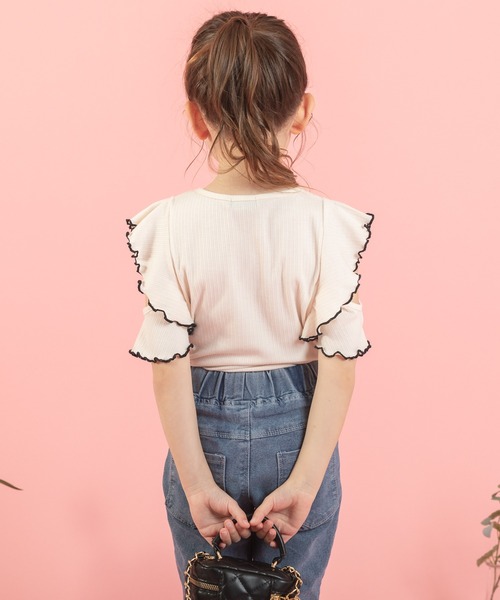 URBAN CHERRY（アーバンチェリー）の「【快適さらリブ素材】リブフリルショルダーカットデザイントップス（Tシャツ/カットソー・キッズ・パープル/アイボリー/ブルー/ピンク/ブラック・110cm/140cm/120cm/130cm/150cm）」の13枚目の写真