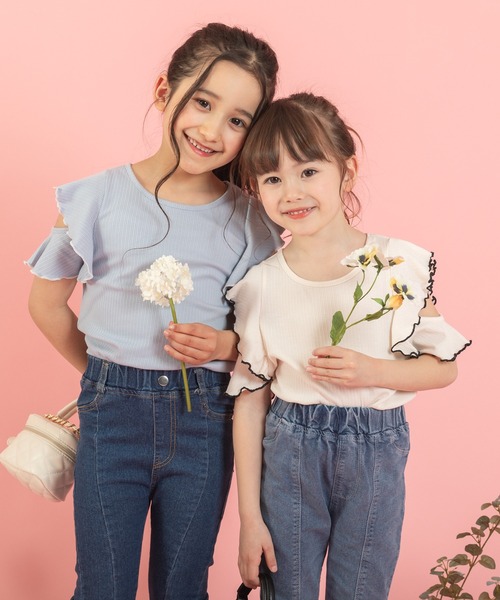 URBAN CHERRY（アーバンチェリー）の「【快適さらリブ素材】リブフリルショルダーカットデザイントップス（Tシャツ/カットソー・キッズ・パープル/アイボリー/ブルー/ピンク/ブラック・110cm/140cm/120cm/130cm/150cm）」の7枚目の写真