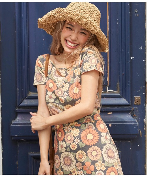 anap mimpi(アナップミンピ)の「レトロフラワーバックオープンTシャツ(Tシャツ/カットソー・レディース・ベージュ/ブラック・FREE)」の5枚目の写真