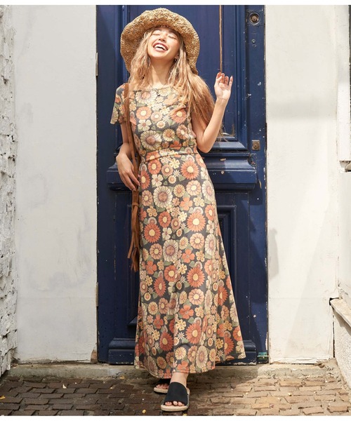 anap mimpi(アナップミンピ)の「レトロフラワーバックオープンTシャツ(Tシャツ/カットソー・レディース・ベージュ/ブラック・FREE)」の10枚目の写真