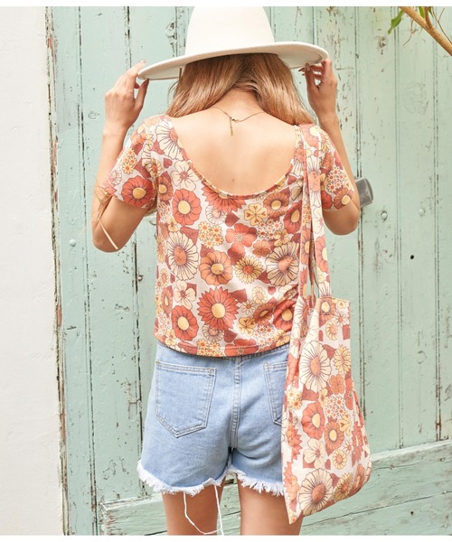 anap mimpi(アナップミンピ)の「レトロフラワーバックオープンTシャツ(Tシャツ/カットソー・レディース・ベージュ/ブラック・FREE)」の6枚目の写真