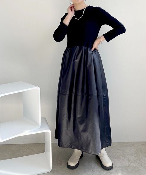 LHELBIE（レルビエ）の「レザーライクドッキングワンピース（ワンピース・レディース・ブルー/ライトグレー/ブラック・M）」の2枚目の写真