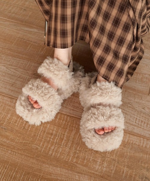 w closet（ダブルクローゼット）の「ファーサンダル（サンダル・レディース・ベージュ/ピンク/オフホワイト・M/L）」の2枚目の写真