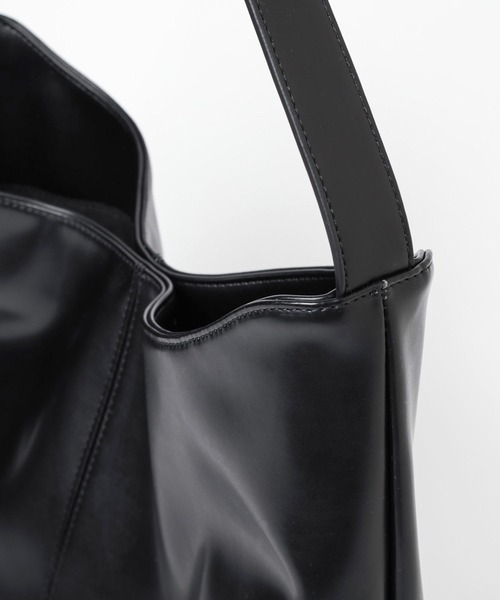 HARE（ハレ）の「ポーチツキショルダーBAG/A4 PC収納可能(HARE)（ショルダーバッグ・レディース・ブラック/シルバー・FREE）」の6枚目の写真