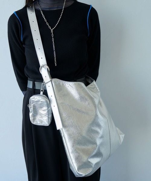 HARE（ハレ）の「ポーチツキショルダーBAG/A4 PC収納可能(HARE)（ショルダーバッグ・レディース・ブラック/シルバー・FREE）」の5枚目の写真