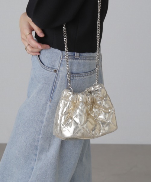 FREE'S MART（フリーズマート）の「チェーンポシェット（ショルダーバッグ・レディース・ブラック/ゴールド・ﾌﾘ-）」の2枚目の写真