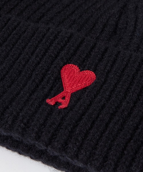 AMI Alexandre Mattiussi（アミアレクサンドルマテュッシ）の「AMI PARIS RED ADC AMI DE COEUR BEANIE アミ パリス メリノウール ビーニー（ニットキャップ/ビーニー・レディース・ブラック・FREE）」の5枚目の写真