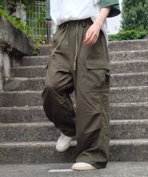 Military-style baggy cargo pants