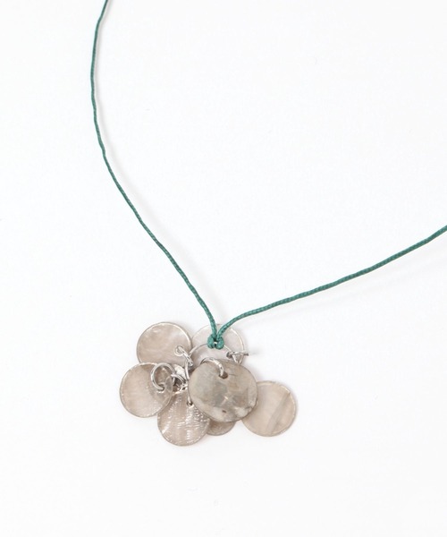 studio CLIP(スタディオクリップ)の「シェルコードネックレス(ネックレス・レディース・ライトグレー/ホワイト・FREE)」の2枚目の写真