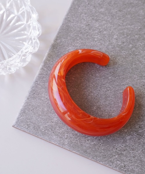 ammy.（エイミードット）の「【 ammy. / エイミードット 】  アクリル カラー バングル（バングル/リストバンド・レディース・クリアブラウン/レッド/オレンジ/ライトパープル/クリアグリーン/クリア/セージグリーン/グリーン/ライトグリーン・FREE）」の8枚目の写真