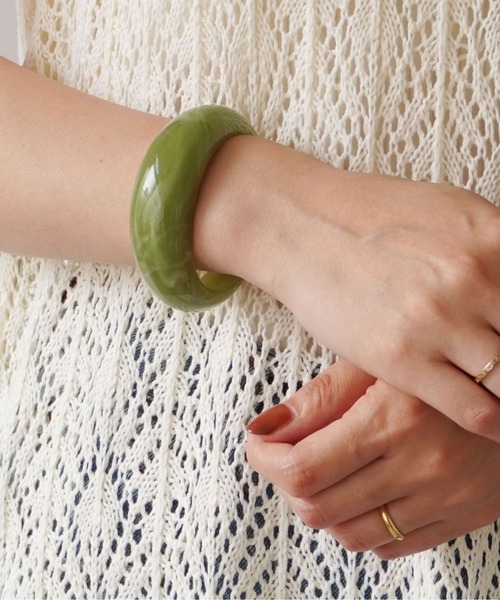 ammy.（エイミードット）の「【 ammy. / エイミードット 】  アクリル カラー バングル（バングル/リストバンド・レディース・クリアブラウン/レッド/オレンジ/ライトパープル/クリアグリーン/クリア/セージグリーン/グリーン/ライトグリーン・FREE）」の3枚目の写真