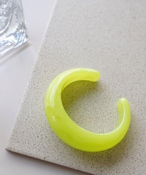 ammy.（エイミードット）の「【 ammy. / エイミードット 】  アクリル カラー バングル（バングル/リストバンド・レディース・クリアブラウン/レッド/オレンジ/ライトパープル/クリアグリーン/クリア/セージグリーン/グリーン/ライトグリーン・FREE）」の4枚目の写真