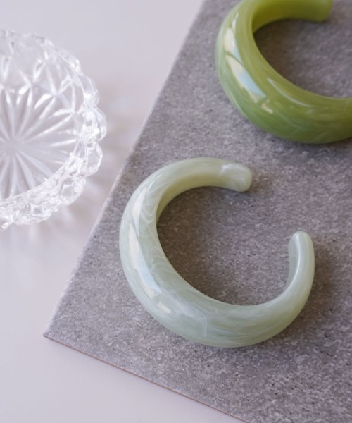 ammy.（エイミードット）の「【 ammy. / エイミードット 】  アクリル カラー バングル（バングル/リストバンド・レディース・クリアブラウン/レッド/オレンジ/ライトパープル/クリアグリーン/クリア/セージグリーン/グリーン/ライトグリーン・FREE）」の5枚目の写真