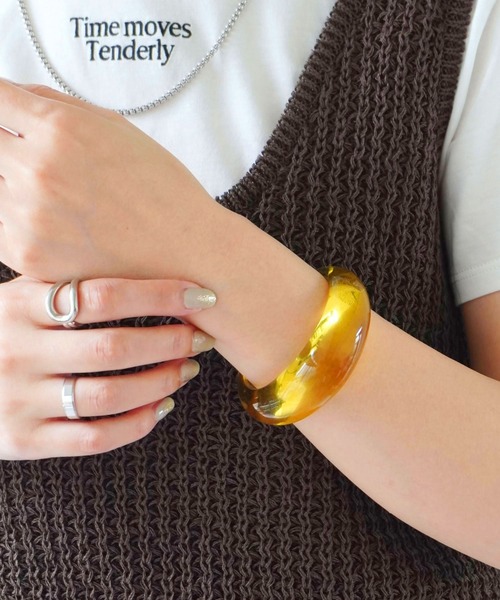 ammy.（エイミードット）の「【 ammy. / エイミードット 】  アクリル カラー バングル（バングル/リストバンド・レディース・クリアブラウン/レッド/オレンジ/ライトパープル/クリアグリーン/クリア/セージグリーン/グリーン/ライトグリーン・FREE）」の6枚目の写真