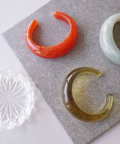 ammy.（エイミードット）の「【 ammy. / エイミードット 】  アクリル カラー バングル（バングル/リストバンド・レディース・クリアブラウン/レッド/オレンジ/ライトパープル/クリアグリーン/クリア/セージグリーン/グリーン/ライトグリーン・FREE）」の21枚目の写真