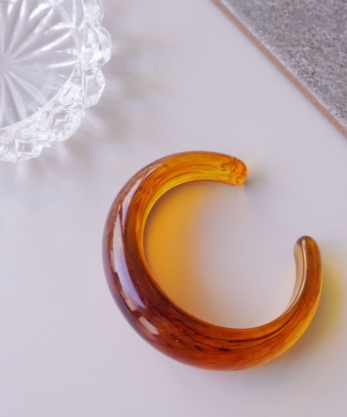 ammy.（エイミードット）の「【 ammy. / エイミードット 】  アクリル カラー バングル（バングル/リストバンド・レディース・クリアブラウン/レッド/オレンジ/ライトパープル/クリアグリーン/クリア/セージグリーン/グリーン/ライトグリーン・FREE）」の10枚目の写真