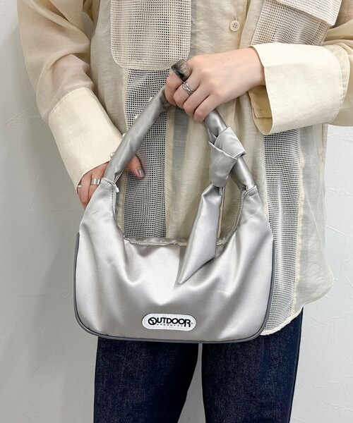 OUTDOOR PRODUCTS(アウトドアプロダクツ)の「【OUTDOOR PRODUCTS /アウトドアプロダクツ】サテンワンショルバッグ(ハンドバッグ・レディース・ブラック/シルバー・FREE)」の5枚目の写真