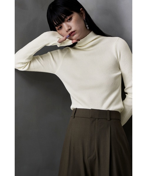 etoll.（エトル）の「サムホールハイネックリブニット（ニット/セーター・レディース・アイボリー/ブラック/杢グレー/レッド/オレンジ・FREE）」の3枚目の写真