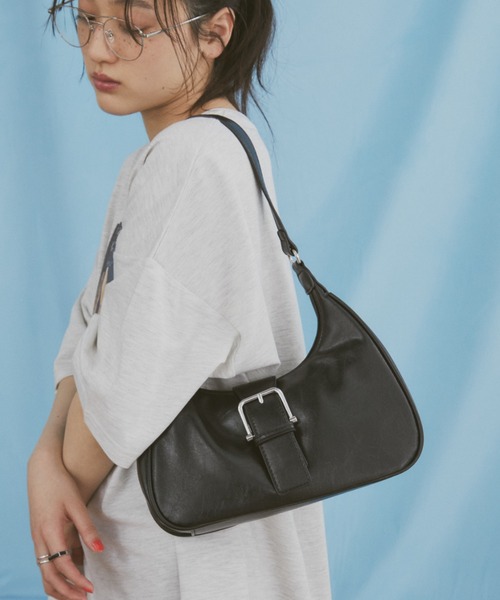 MERLOT(メルロー)の「フロントベルトショルダーバッグ/500mlペットボトル収納可能(ショルダーバッグ・レディース・ブラック・FREE)」の1枚目の写真