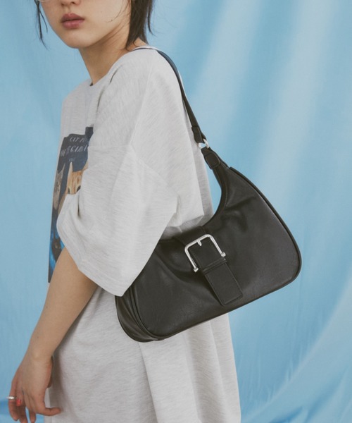 MERLOT(メルロー)の「フロントベルトショルダーバッグ/500mlペットボトル収納可能(ショルダーバッグ・レディース・ブラック・FREE)」の2枚目の写真