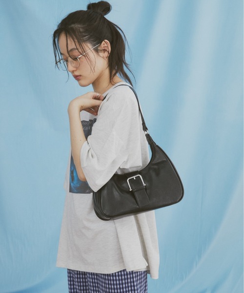 MERLOT(メルロー)の「フロントベルトショルダーバッグ/500mlペットボトル収納可能(ショルダーバッグ・レディース・ブラック・FREE)」の3枚目の写真