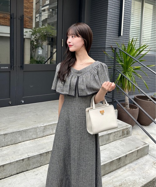 mellowneon（メロウネオン）の「2wayロゴチャームスクエアバッグ（ショルダーバッグ・レディース・アイボリー/ブラック・FREE）」の3枚目の写真