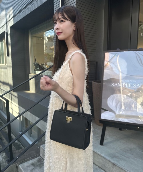 mellowneon（メロウネオン）の「2wayロゴチャームスクエアバッグ（ショルダーバッグ・レディース・アイボリー/ブラック・FREE）」の4枚目の写真