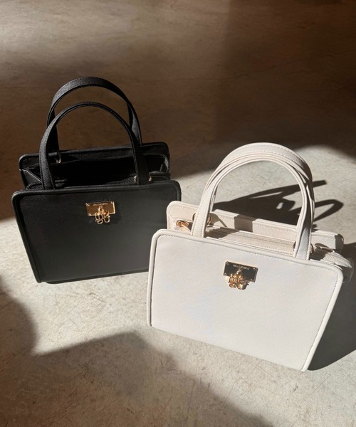 mellowneon（メロウネオン）の「2wayロゴチャームスクエアバッグ（ショルダーバッグ・レディース・アイボリー/ブラック・FREE）」の6枚目の写真