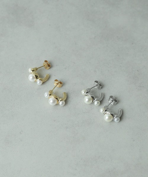 Kana(カナ)の「華奢 シック カーブ トリプルパール ピアス パーティー 結婚式 お呼ばれ オケージョン(ピアス(両耳用)・レディース・シルバー/ゴールド・フリー)」の6枚目の写真