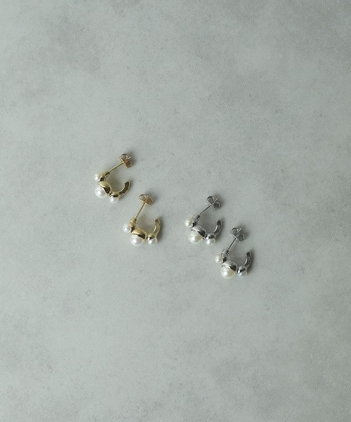 Kana(カナ)の「華奢 シック カーブ トリプルパール ピアス パーティー 結婚式 お呼ばれ オケージョン(ピアス(両耳用)・レディース・シルバー/ゴールド・フリー)」の5枚目の写真