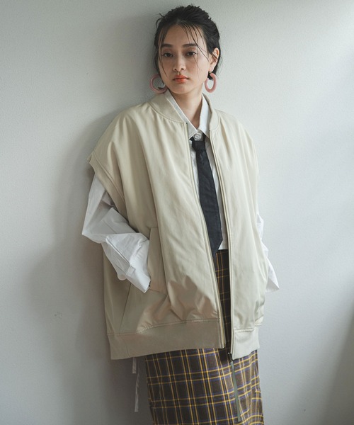 bohmal(ボマール)の「オーバーサイズMA-1ベスト(ライダースジャケット・レディース・グレー/アイボリー・MEDIUM)」の21枚目の写真
