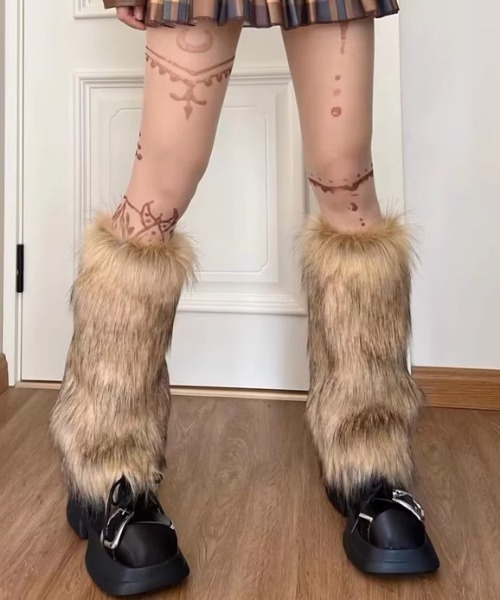 .KOM（ドットコム）の「A'GEM/9 × .kom 『.KOM/ドットケーオーエム』 ファーレックカバー（レッグウォーマー・レディース・ベージュ・FREE）」の4枚目の写真