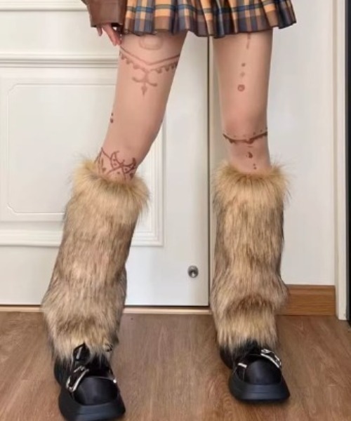 .KOM（ドットコム）の「A'GEM/9 × .kom 『.KOM/ドットケーオーエム』 ファーレックカバー（レッグウォーマー・レディース・ベージュ・FREE）」の3枚目の写真