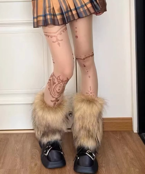 .KOM（ドットコム）の「A'GEM/9 × .kom 『.KOM/ドットケーオーエム』 ファーレックカバー（レッグウォーマー・レディース・ベージュ・FREE）」の2枚目の写真