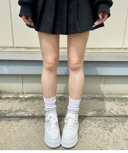 R&E（アールアンドイー）の「【R&E】ビジューデコレイト厚底スニーカー（スニーカー・レディース・ホワイト/ブラック・M/L/LL/S）」の3枚目の写真