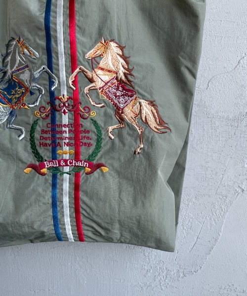 Ball&Chain（ボールアンドチェーン）の「[BALL&CHAIN/ボールアンドチェーン] TWO.HORSES 刺繍デザインナイロントートバッグ（トートバッグ・レディース・グレー/オレンジ・M）」の16枚目の写真
