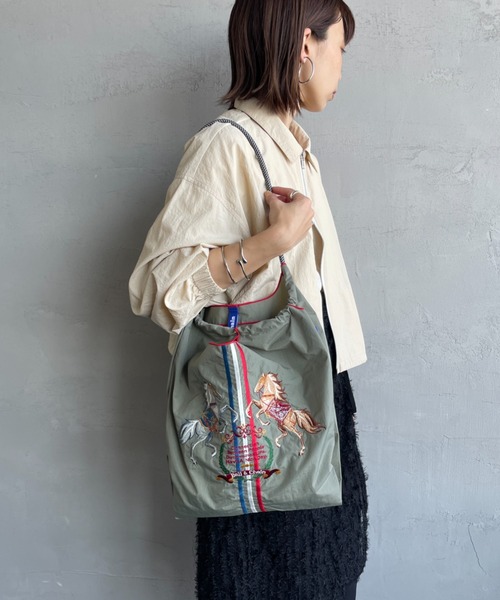 Ball&Chain（ボールアンドチェーン）の「[BALL&CHAIN/ボールアンドチェーン] TWO.HORSES 刺繍デザインナイロントートバッグ（トートバッグ・レディース・グレー/オレンジ・M）」の13枚目の写真