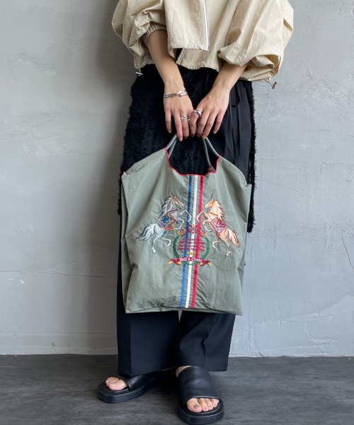 Ball&Chain（ボールアンドチェーン）の「[BALL&CHAIN/ボールアンドチェーン] TWO.HORSES 刺繍デザインナイロントートバッグ（トートバッグ・レディース・グレー/オレンジ・M）」の5枚目の写真