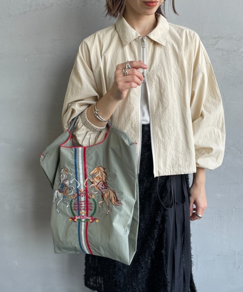 Ball&Chain（ボールアンドチェーン）の「[BALL&CHAIN/ボールアンドチェーン] TWO.HORSES 刺繍デザインナイロントートバッグ（トートバッグ・レディース・グレー/オレンジ・M）」の9枚目の写真