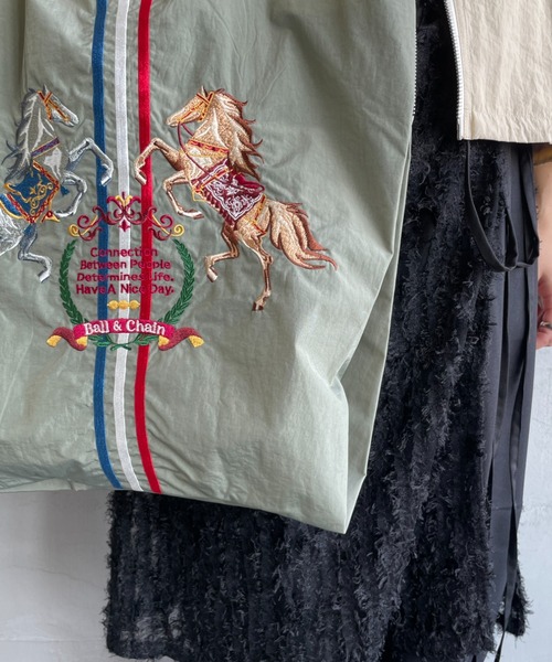 Ball&Chain（ボールアンドチェーン）の「[BALL&CHAIN/ボールアンドチェーン] TWO.HORSES 刺繍デザインナイロントートバッグ（トートバッグ・レディース・グレー/オレンジ・M）」の12枚目の写真