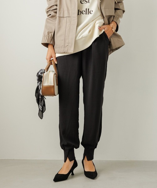 BAYFLOW（ベイフロー）の「[足長効果抜群]バックサテンジョガーパンツ（その他パンツ・レディース・ブルー/グレイッシュベージュ/ブラック・LARGE/MEDIUM/SMALL）」の15枚目の写真