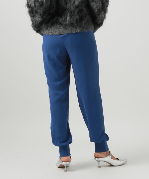 BAYFLOW（ベイフロー）の「[足長効果抜群]バックサテンジョガーパンツ（その他パンツ・レディース・ブルー/グレイッシュベージュ/ブラック・LARGE/MEDIUM/SMALL）」の7枚目の写真