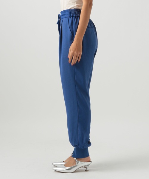 BAYFLOW（ベイフロー）の「[足長効果抜群]バックサテンジョガーパンツ（その他パンツ・レディース・ブルー/グレイッシュベージュ/ブラック・LARGE/MEDIUM/SMALL）」の9枚目の写真
