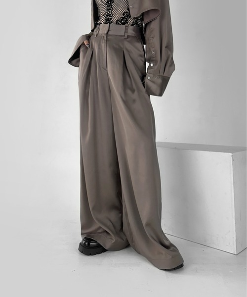 LVEU.（ラブユ.）の「【LVEU.】サテンタックワイドパンツ / ボトムス パンツ ワイド タック サテン クロップド セットアップ 光沢感 モード ブラック グレー グレージュ（その他パンツ・レディース・グレー/ブラック/グレイッシュベージュ・FREE）」の19枚目の写真