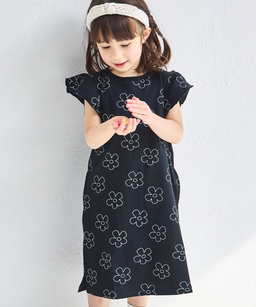 pairmanon(ペアマノン)の「【綿100%】【リンクコーデ】オリジナル総柄プリント 肩フリルTシャツワンピース(ワンピース・キッズ・ブルー系その他/ピンク系その他/ベージュ系その他/ブラック系その他・130/90/150/110/140/100/120)」の2枚目の写真