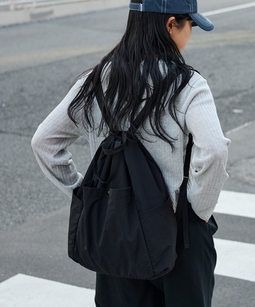 COLONY 2139（コロニートゥーワンスリーナイン）の「超軽量180g ソフトナイロンナップサック（バックパック/リュック・メンズ・ブラック・FREE）」の3枚目の写真