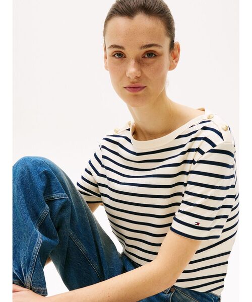 TOMMY HILFIGER(トミーヒルフィガー)の「ゴールドボタンクルーネックトップス(Tシャツ/カットソー・レディース・マルチ/ブラック/ホワイト・SMALL/MEDIUM/LARGE/X-SMALL)」の6枚目の写真